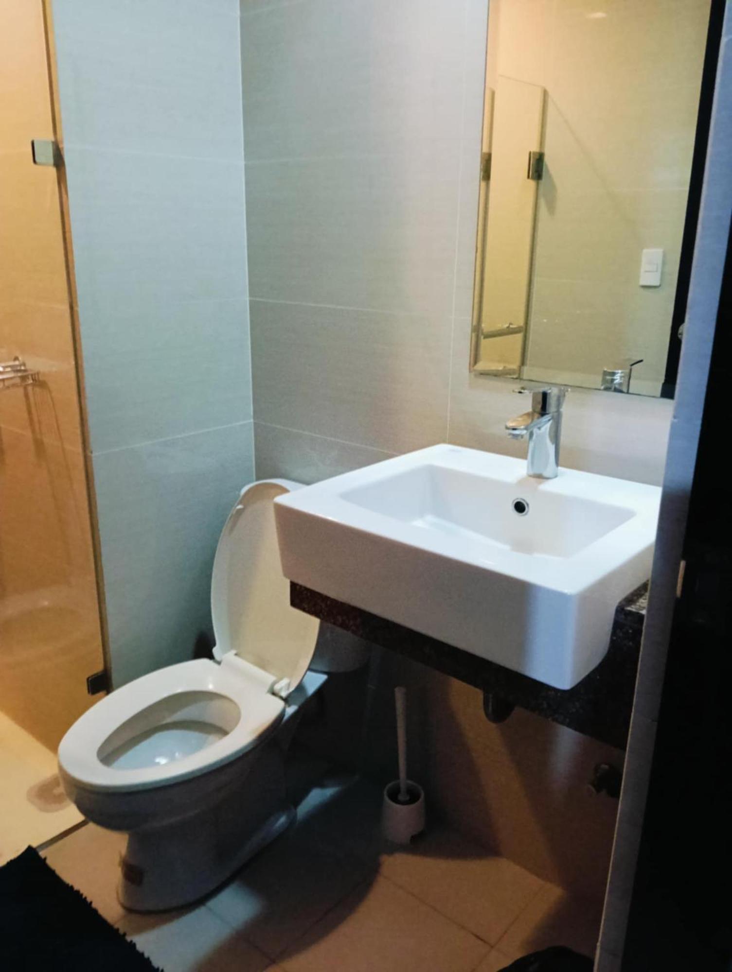 81 Newport Boulevard Cluster 4 - 8F Across Naia Airport, Terminal 3 Pasay Bagian luar foto
